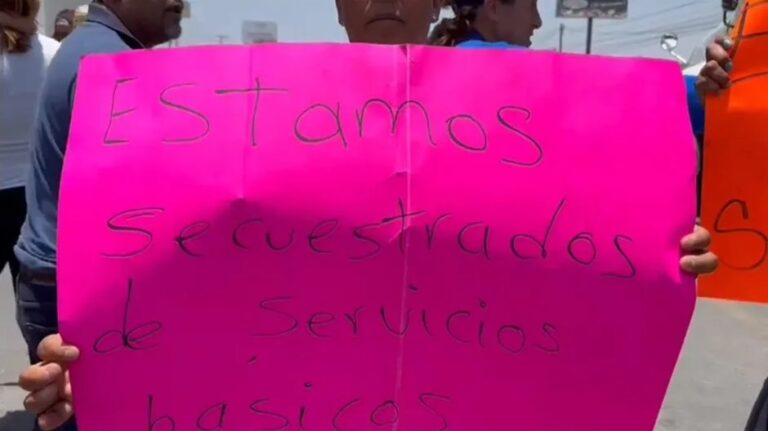 Bloquean la México-Pachuca; vecinos de Zumpango piden resolver problemas de suministro de agua