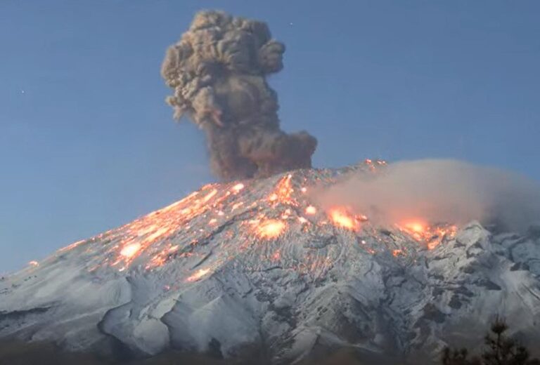 Continúa Popocatépetl con incremento de actividad con flujo lento de magma