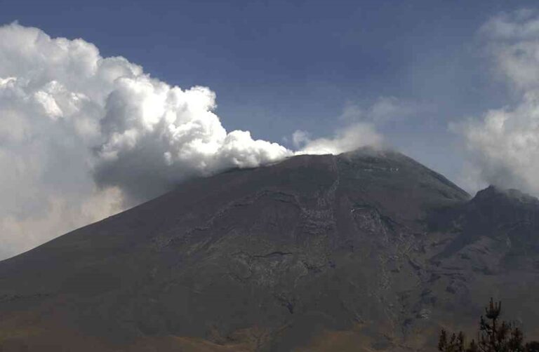 Registra volcán Popocatépetl más de 110 exhalaciones y una explosión menor