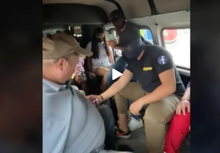 Asaltan “en broma” a pasajeros de combi en el Edomex