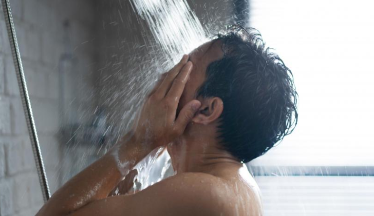 Bañarte con agua fría en días extremadamente calurosos puede ser contraproducente