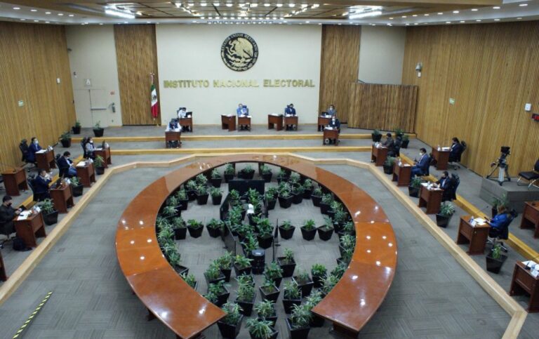 INE aprueba medidas cautelares para vigilar proceso interno de Morena
