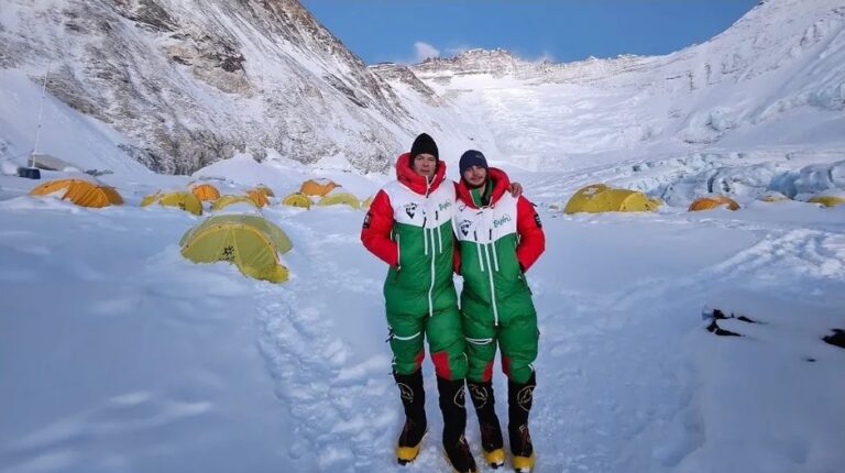 Padre e hijo mexicanos suben juntos al Everest