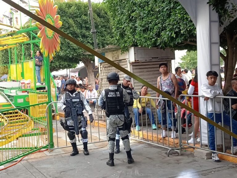 Para asegurar la seguridad de los asistentes a la Expo Feria Teoloyucan 2023 elementos de la Guardia Nacional y policías municipales vigilan accesos