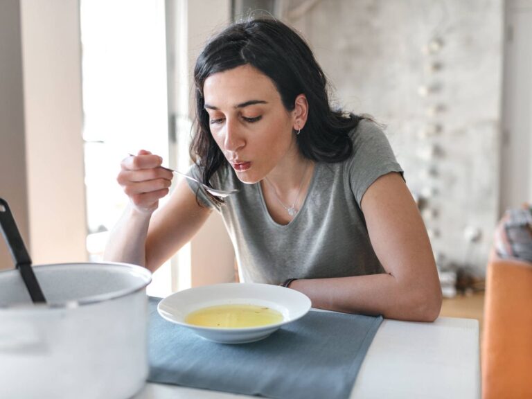Te decimos si comer caldo caliente funciona para sentir menos calor