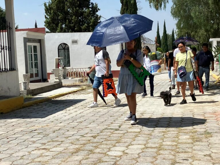 Visitan teoloyuquenses panteones por el Día del Padre