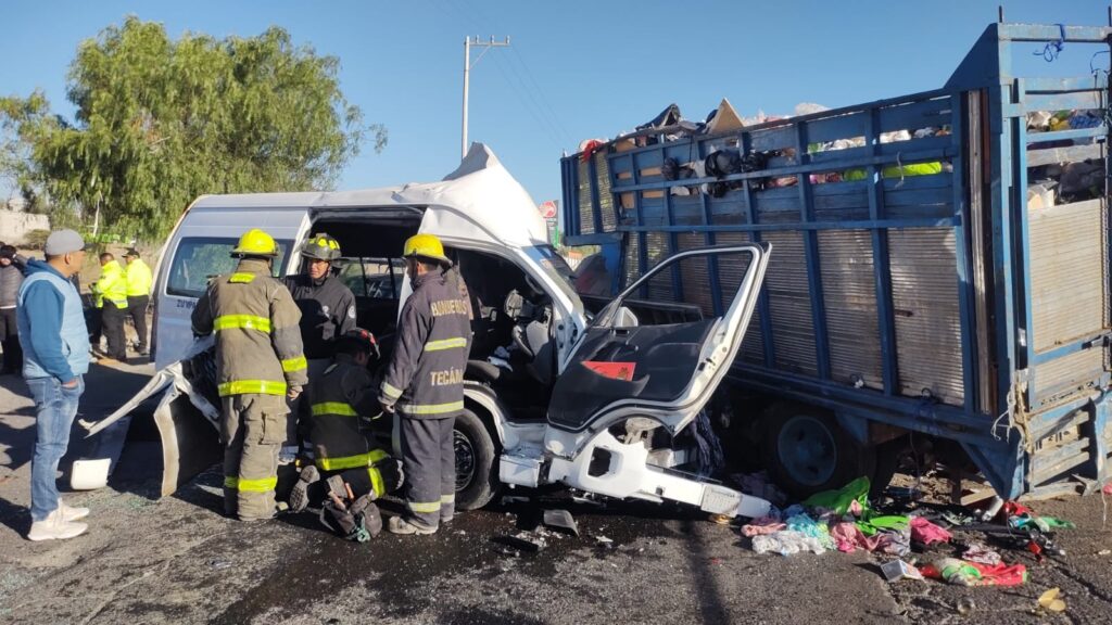 Combi y camioneta de basura chocan; hay 5 muertos y 15 heridos ...