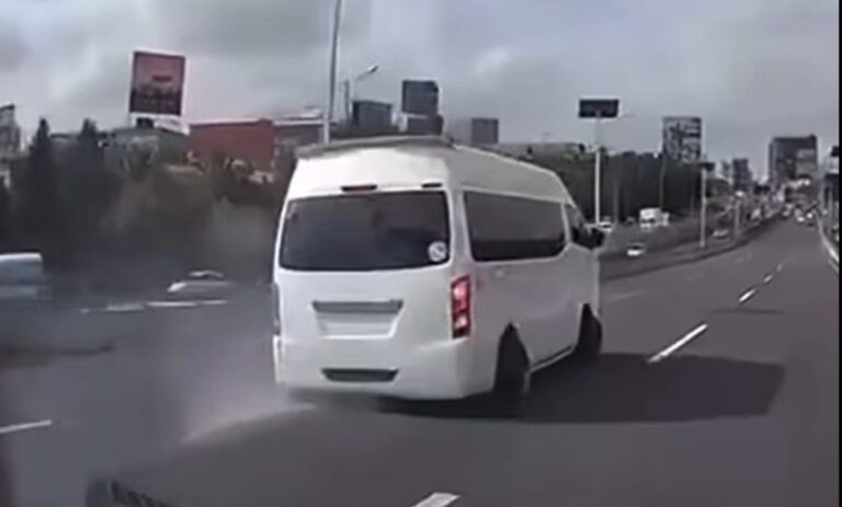 Circula transporte público sin una llanta en Naucalpan