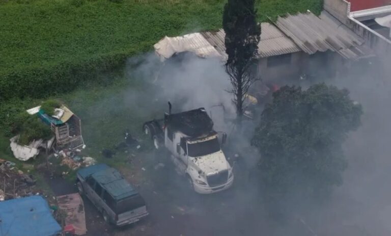 Consume cabina de tractocamión incendio de pirotecnia en Tultepec