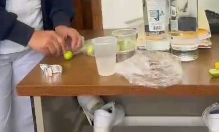 Exhiben a personal del IMSS ingiriendo bebidas alcohólicas en Edomex