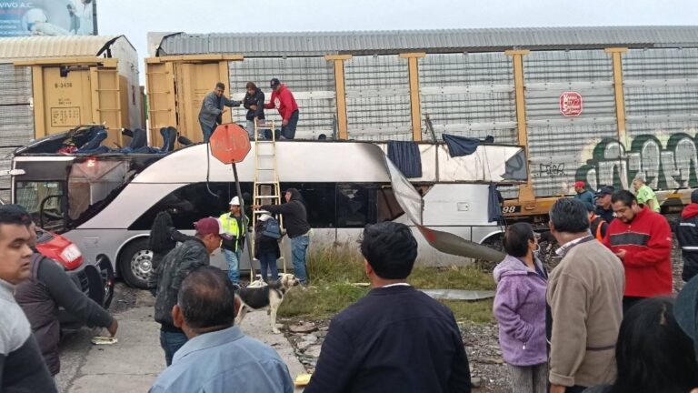 Fiscalía del Edomex revela nombre de lesionados tras accidente entre autobús y tren de esta mañana