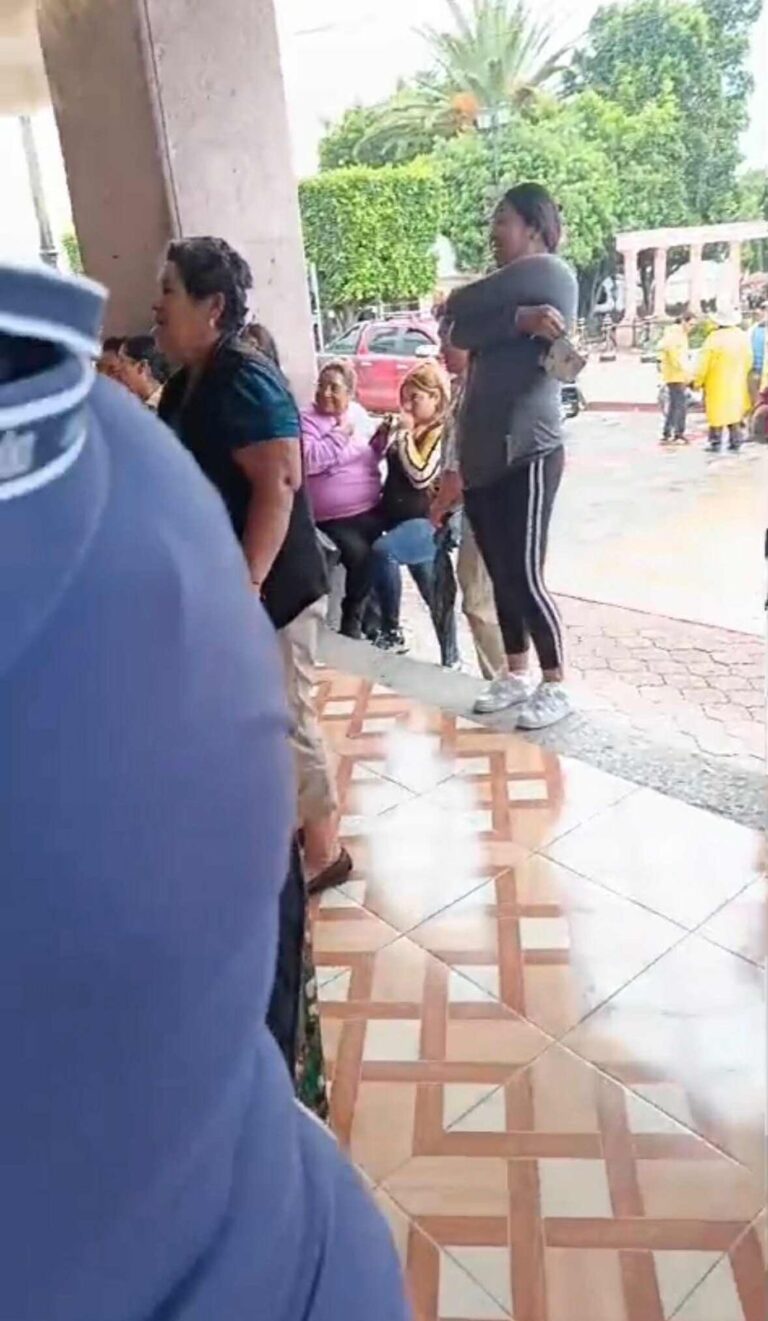 Vecinos de San Sebastián se manifiestan en el Palacio Municipal de Teoloyucan