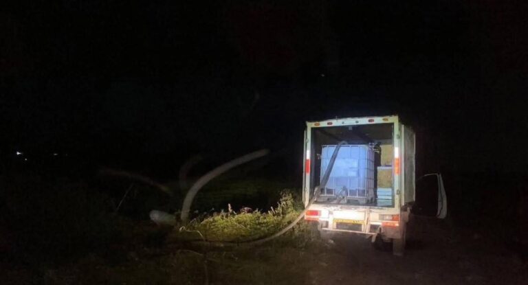 Localizan camioneta usada para extracción ilegal de hidrocarburo en Coyotepec