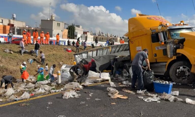Roban vecinos mercancía de camión volcado en la Méx-Pirámides
