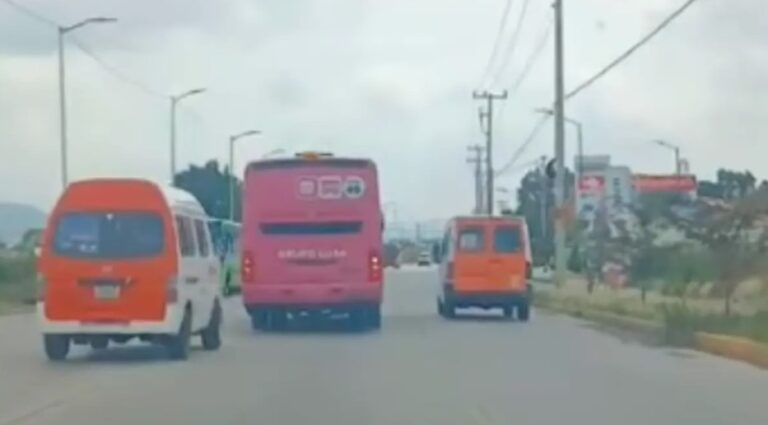 Transportistas vandalizan un autobús con pasajeros en Zumpango