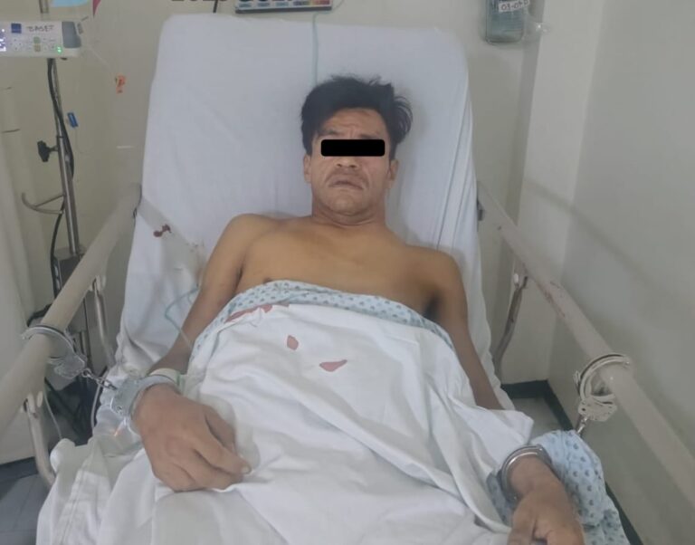 Usuarios del transporte público golpean y someten a presunto asaltante, está hospitalizado en calidad de detenido