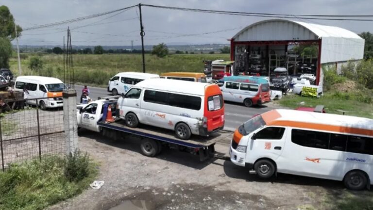 Aseguran unidades tras enfrentamiento entre choferes en Zumpango