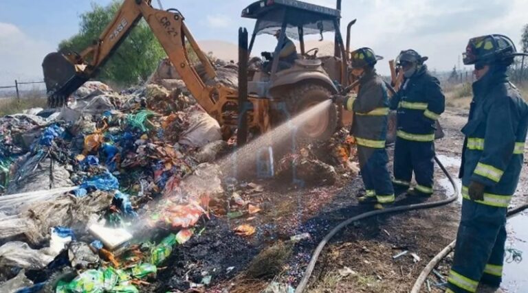 Bomberos sofocan incendio en recicladora de Tepotzotlán