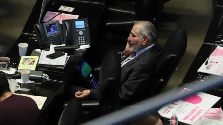 Captan a Adán Augusto López siguiendo el partido de la Champions durante sesión del Senado