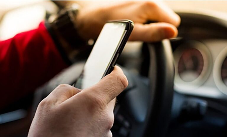 Denuncian a chofer de transporte público en Huehuetoca por exceso de velocidad y uso de celular