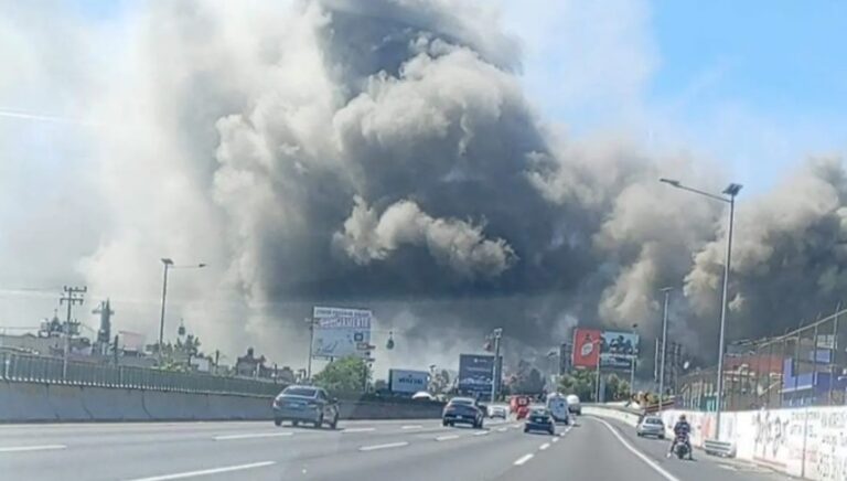 Incendio consume fábrica de colchones en Ecatepec