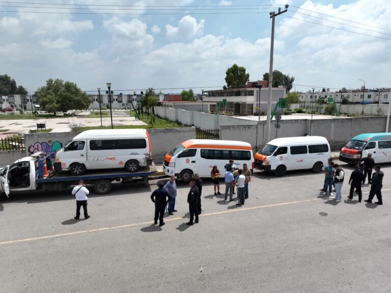 Operativo en Zumpango retira combis irregulares tras enfrentamiento