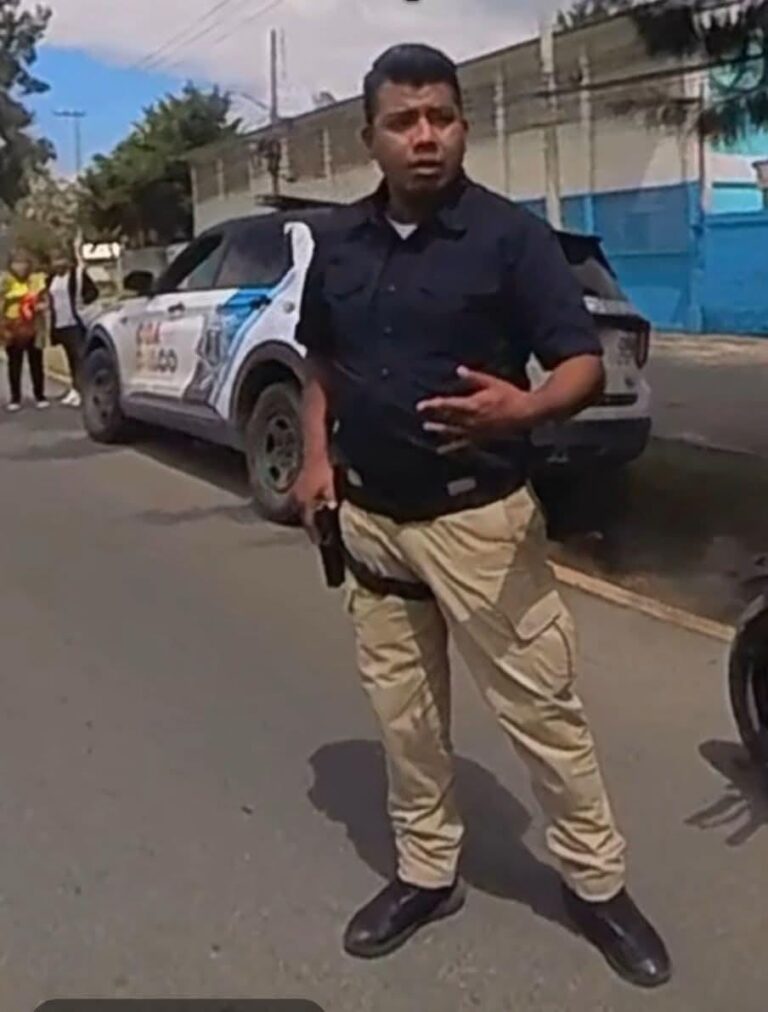 “Saca el arma y te intimida”: denuncian a policía sin identificación en Coacalco