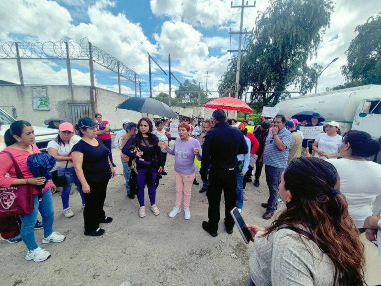 Vecinas y vecinos de la cabecera municipal protestan y retienen al director del OPDAPAS por falta de agua