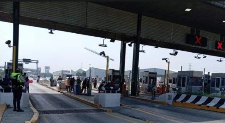 Vecinos de Fimesa toman la caseta de Tepotzotlán y permiten el paso libre