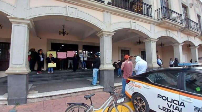 Vecinos de San Pedro Tultepec bloquean palacio municipal por inundaciones