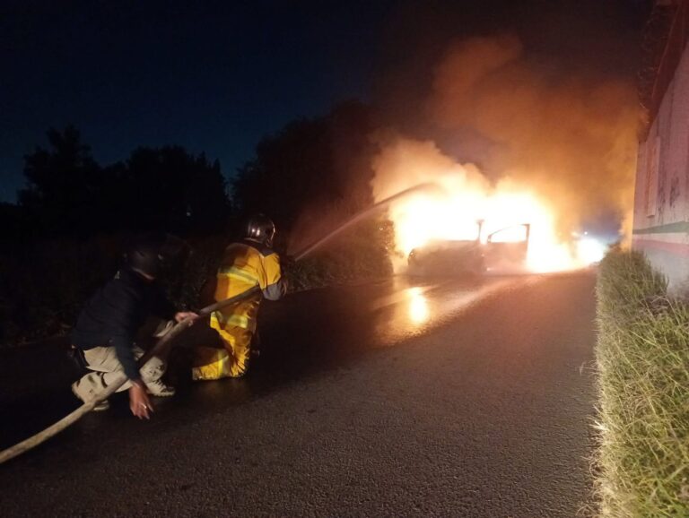 Controlan incendio de vehículo en Hacienda San José, Teoloyucan