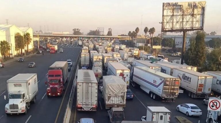 Asentamientos viales colapsaron la México–Querétaro por traslado de calderas y choque en Coyotepec