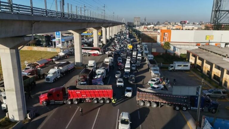 Bloqueos simultáneos en Edomex cumplen casi 8 horas