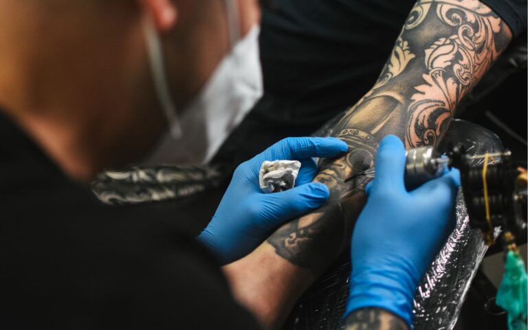 Estudio descubre efectos perjudiciales de los tatuajes en el sistema inmunológico