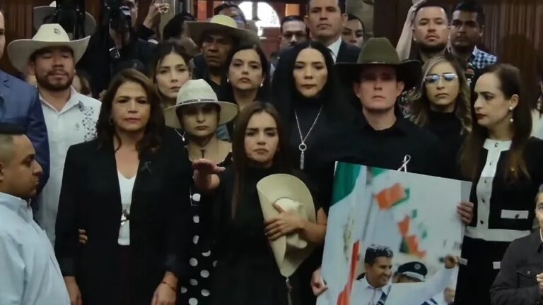 Grecia Quiroz, viuda de Carlos Manzo, rinde protesta como nueva alcaldesa de Uruapan