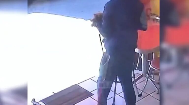 Hombre se roba el «cochinito» de las propinas de negocio de carnitas en Edomex