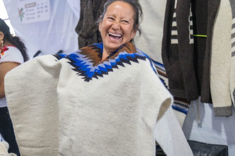 Invitan a surtirse de ropa invernal en Gualupita, la tierra del textil