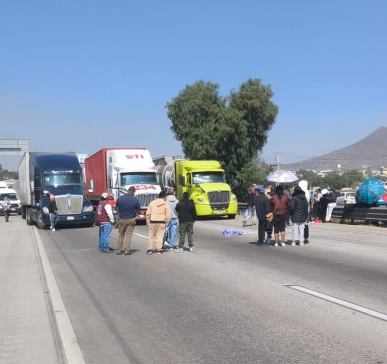Superan los 10 km bloqueo de transportistas en la Méx-Qro en Huehuetoca