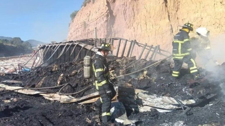 Tractocamión vuelca e incendia en la Toluca–Naucalpan y causa severo caos vial