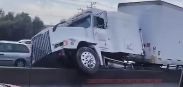 Tráiler quedó sobre el muro de contención en la autopista México-Querétaro