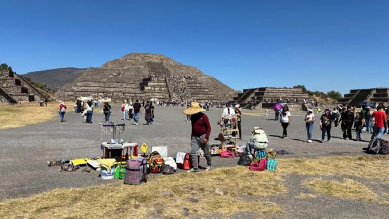 Zona Arqueológica de Teotihuacán recibe a miles de turistas durante el fin de semana largo