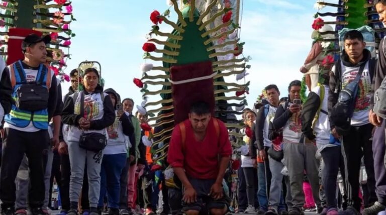 ¿Cuál es el origen de las mandas a la Virgen de Guadalupe y qué significan?