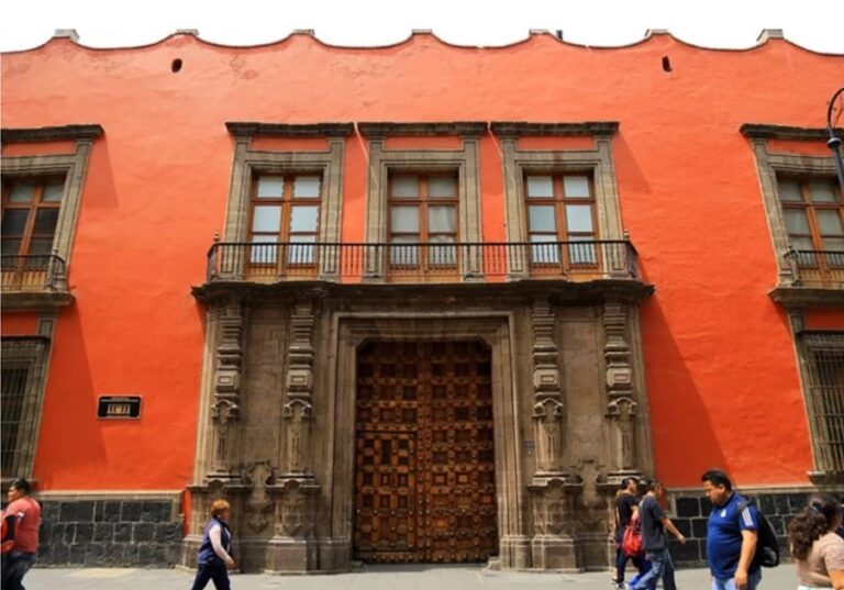 En este lugar ocurrió el milagro de la estampación de la Virgen de Guadalupe