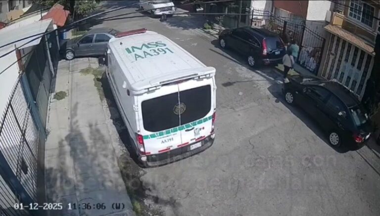IMSS bajo la lupa: ambulancia es usada para transportar losetas en Cuautitlán Izcalli