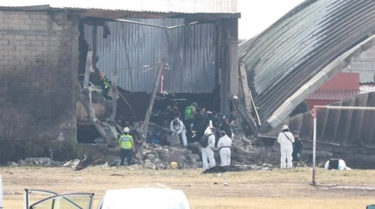 Localizan caja negra y retiran fuselaje de jet accidentado en Toluca