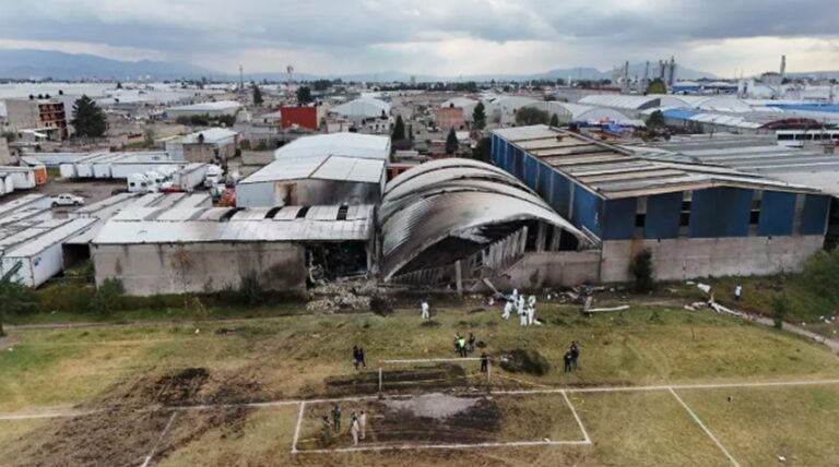 Recuperan diez cuerpos tras accidente aéreo en Toluca