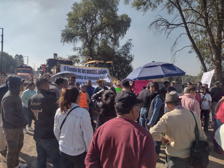 Vecinos de Teoloyucan detienen obras del tren México-Querétaro; denuncian la falta de puentes