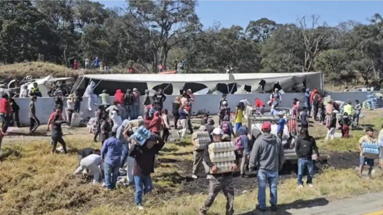 Caos vial y rapiña tras volcadura de tráiler en la México-Querétaro