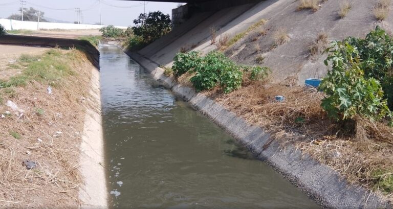 Cinco campesinos mexiquenses bajaron a un canal y el olor del agua los mató; vecinos culpan a empresas de tirar desechos tóxicos