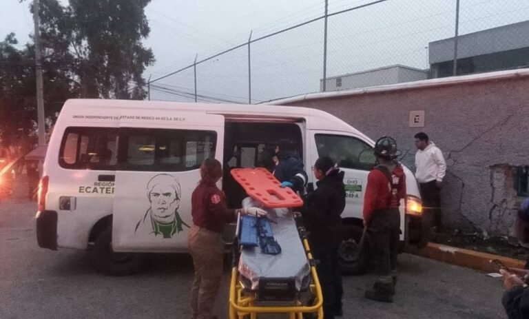 Fallece pasajero herido en choque de combi contra barda en Tlalnepantla